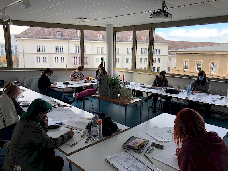 Fachhochschule Dresden, Grafikdesign, Studenten beim künstlerischen Gestalten