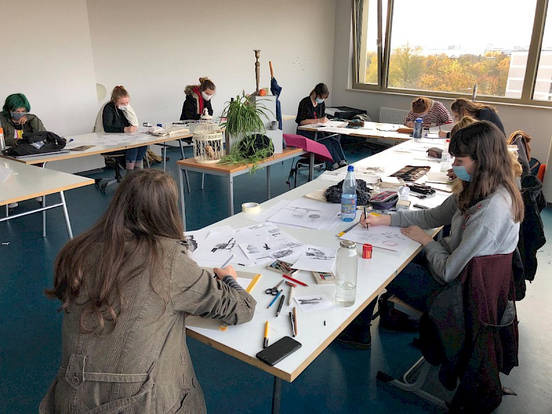 Fachhochschule Dresden, Grafikdesign, Studenten beim künstlerischen Gestalten