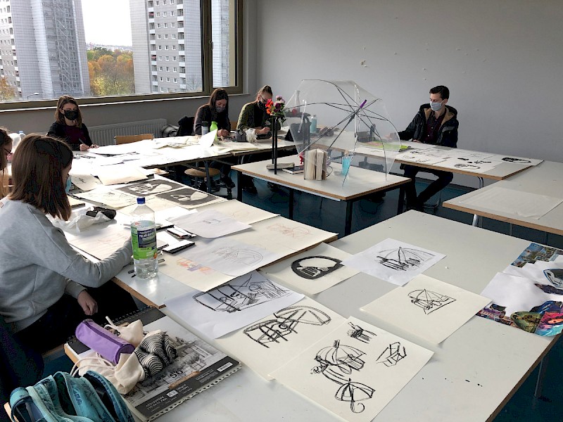 Fachhochschule Dresden, Grafikdesign, Studenten beim künstlerischen Gestalten