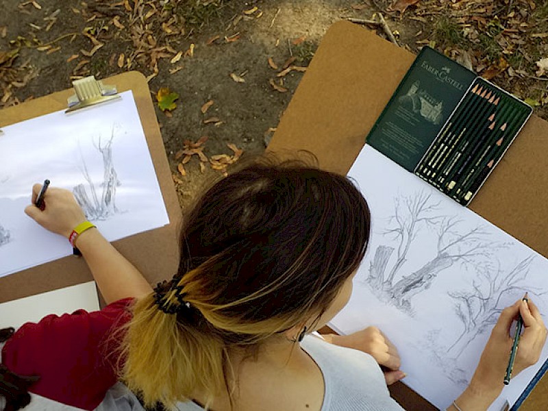 Grafikdesig Studierende beim Zeichnen in der Natur