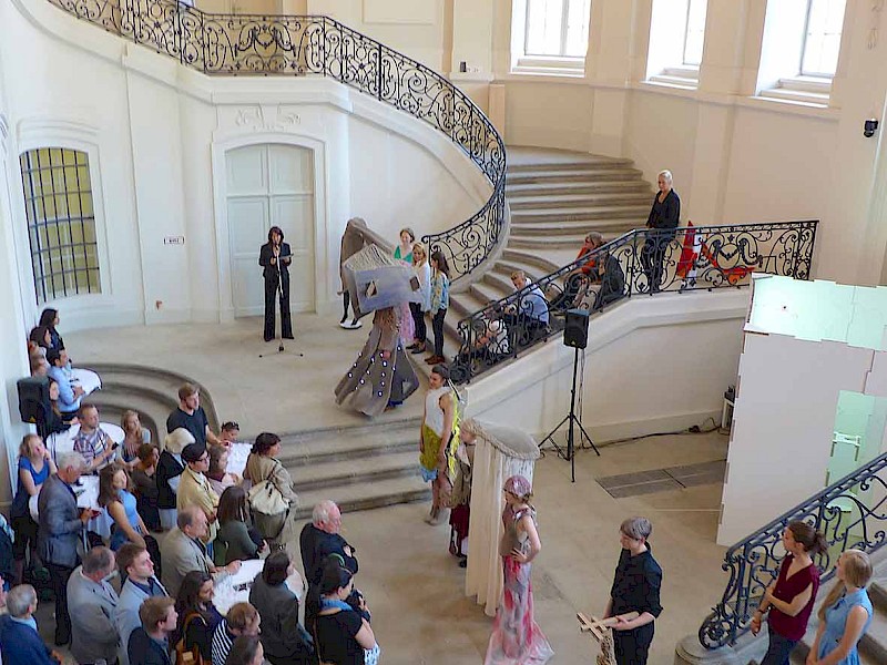 Blick auf die Ausstellungseröffnung in der Eingangshalle des Stadtmuseums Dresden. Copyright: MEDIENKONTOR / Franziska Märtig.