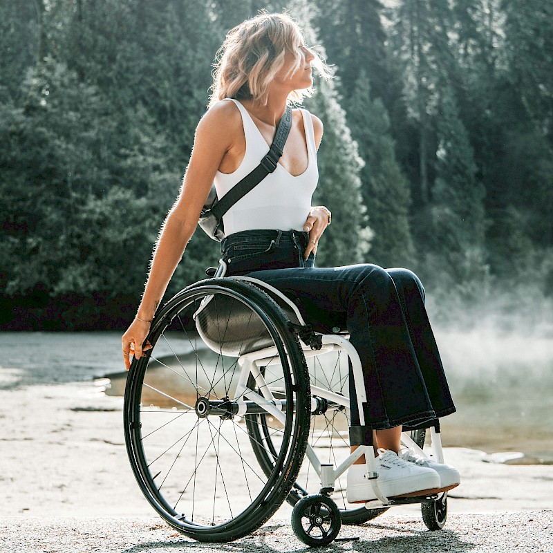 Junge Frau im Rollstuhl