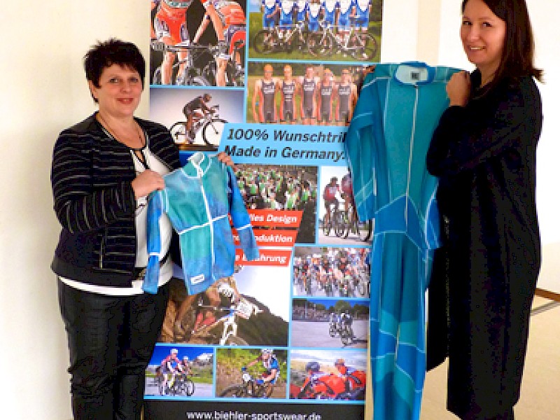 Steffi Barth (GF Biehler Sportswear) und Prof. Dr.-Ing. Katerina Machova (Professorin an der FHD) (Bildquelle: MEDIENKONTOR)