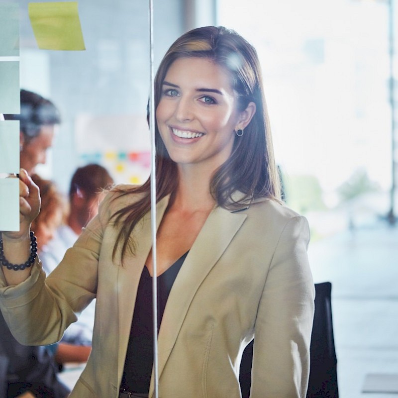 Business Frau arbeitet an Notizzetteln