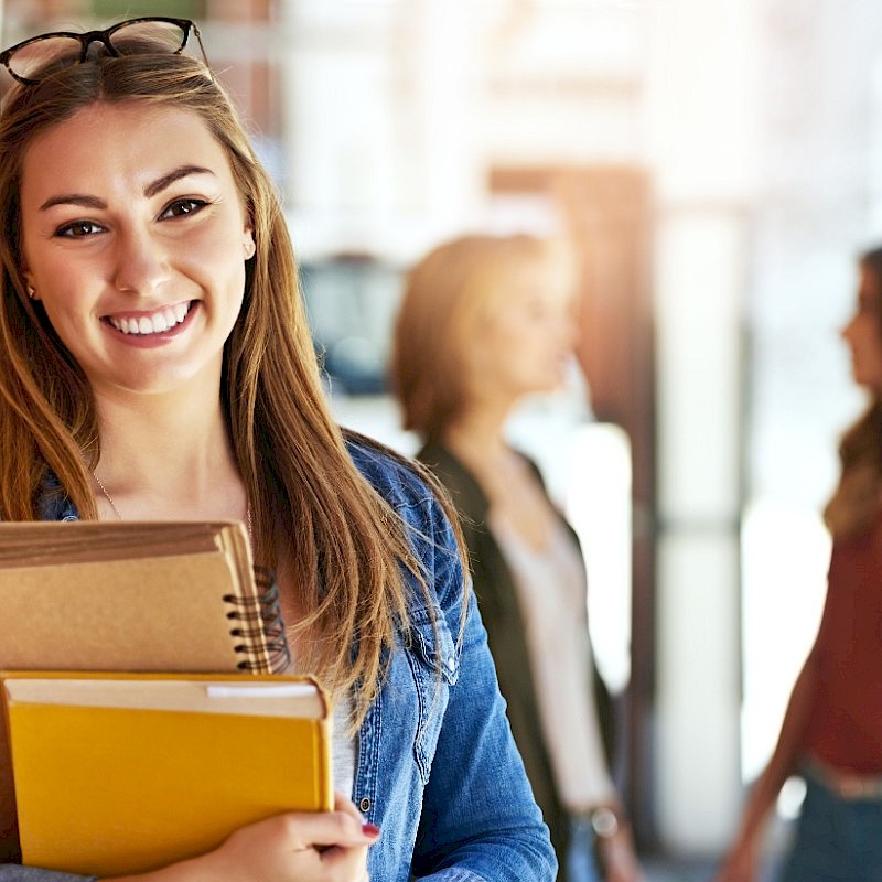 Studentin mit Büchern