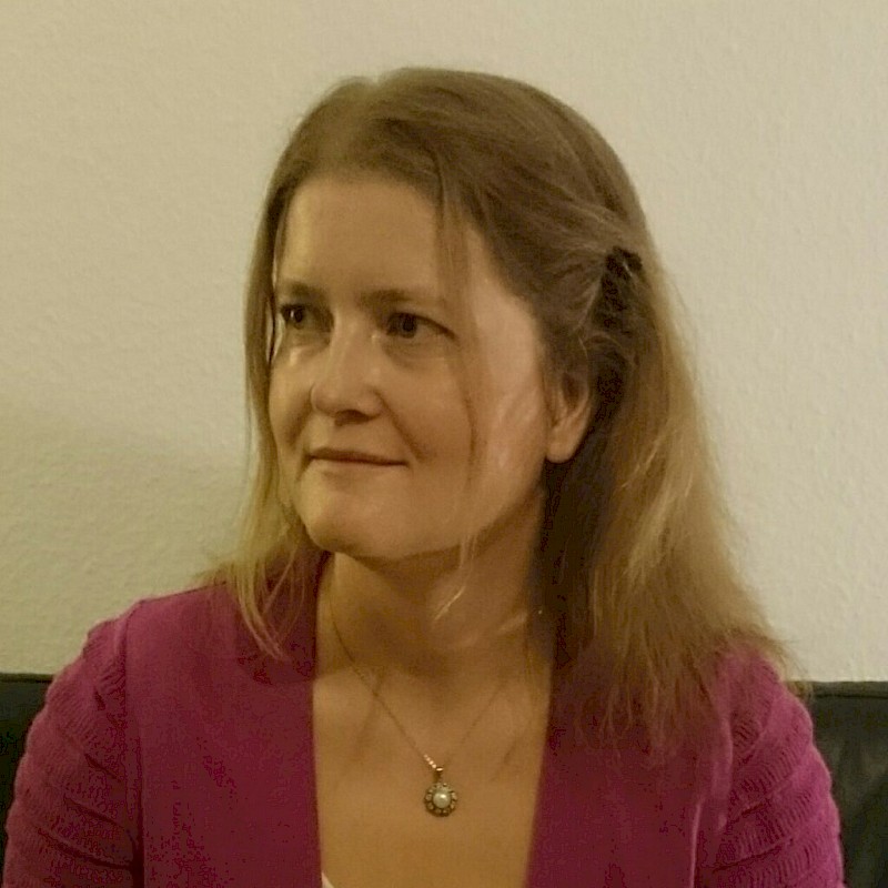 Dr. Júlia Mink