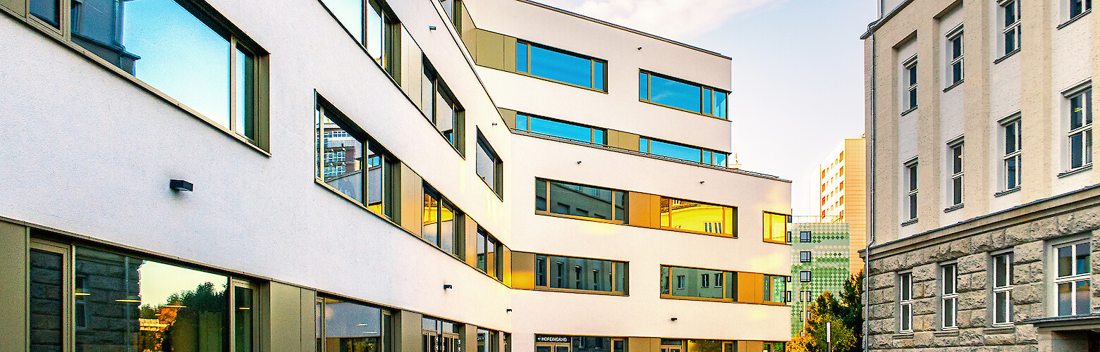 Hinterhof der Fachhochschule Dresden, moderne Architektur am Campus Straßburger Platz