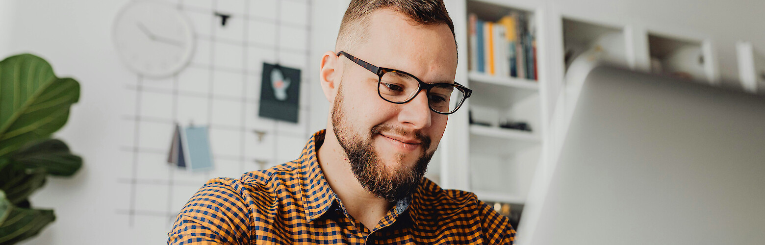 Students chatting on campus – information on the application process at FHD Dresden