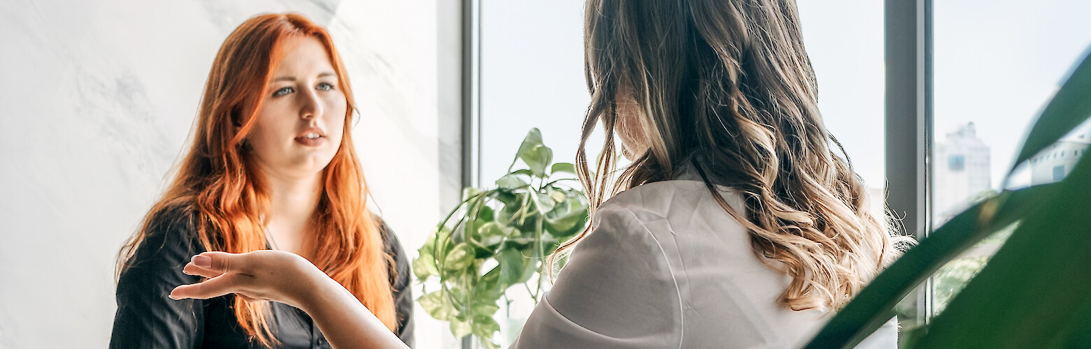 Studieninteressent erhält persönliche Studienberatung an der FH Dresden – Hilfe bei Studienwahl, Bewerbung & Finanzierung