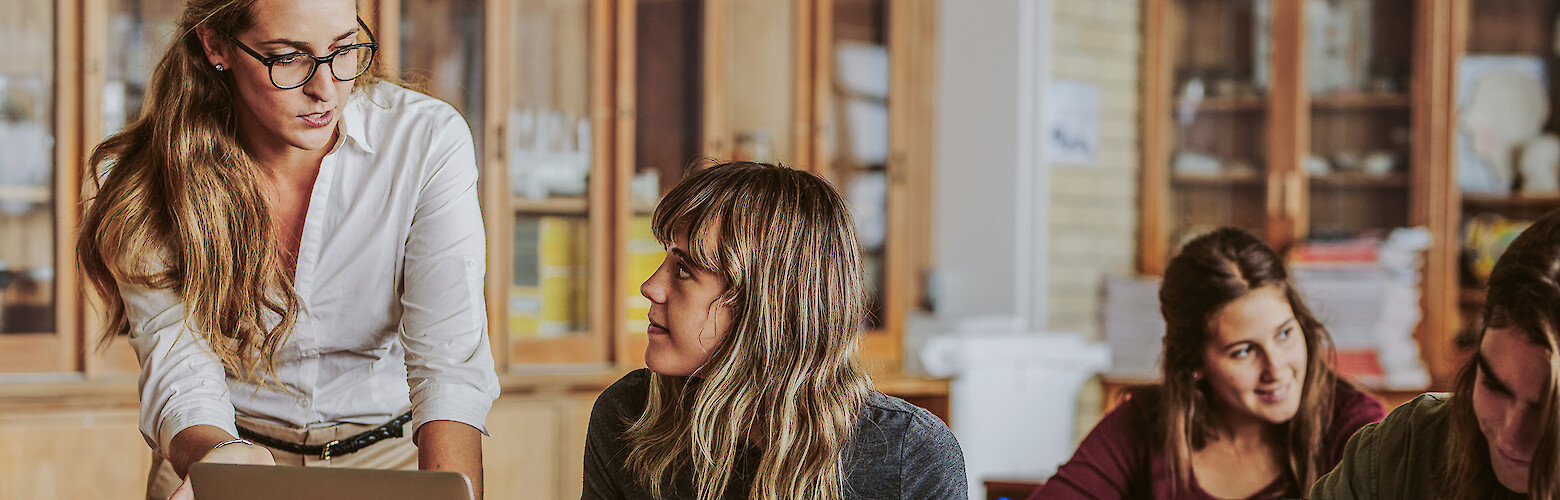 Hände die einander halten