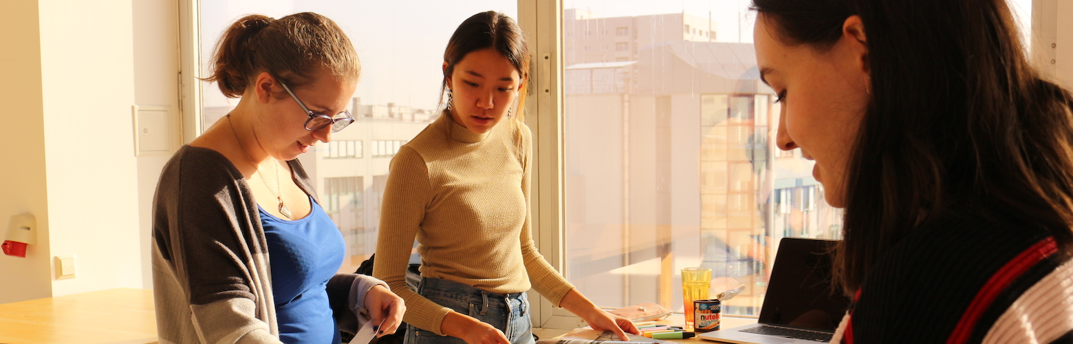 Studierende arbeiten an Projekt für den Studiengang Creative Direction