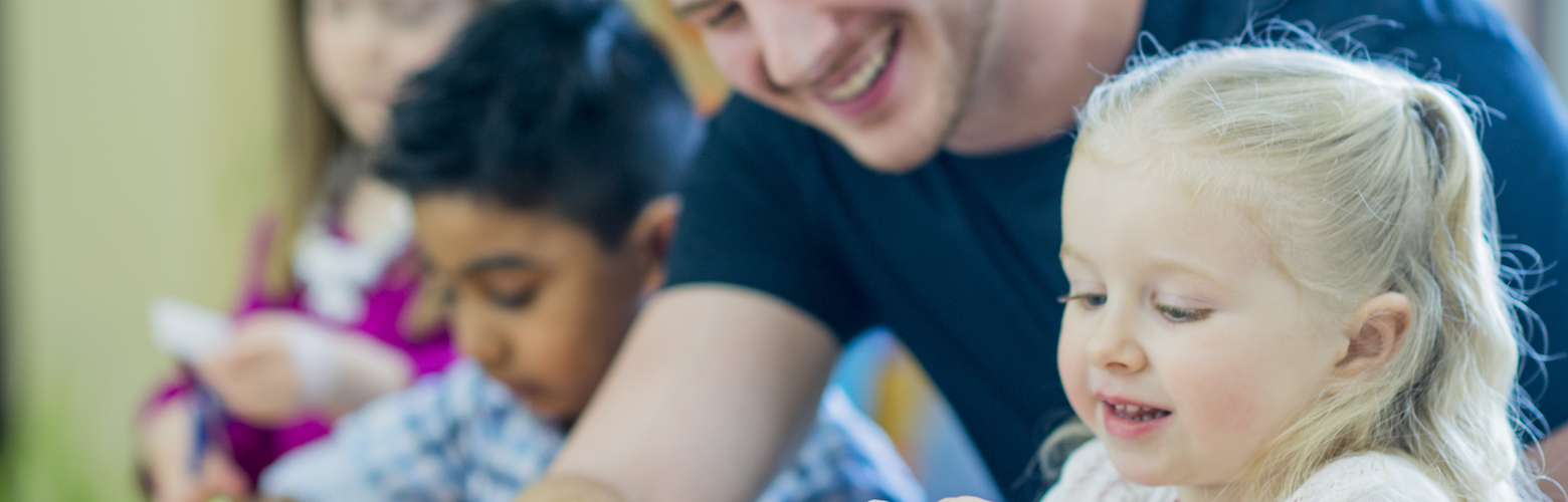 Sozialpädagoge in der Arbeit mit Kleinkindern