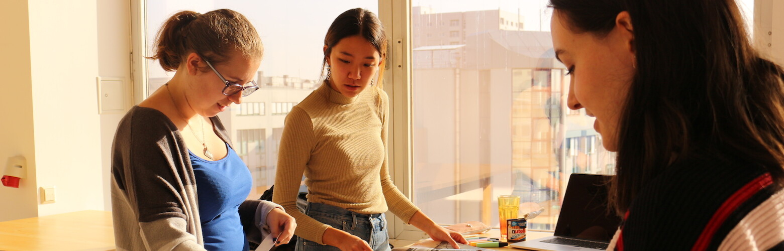 Studierende arbeiten an Projekt für den Studiengang Creative Direction