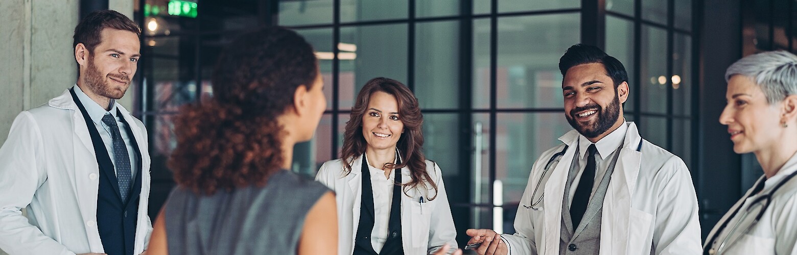Gespräch zwischen Mediziner*innen und Verwaltung