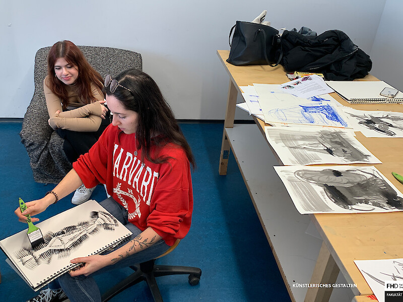 Fachhochschule Dresden, Grafikdesign, Studenten beim künstlerischen Gestalten