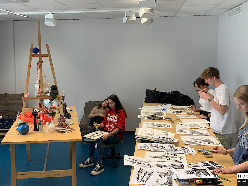 Fachhochschule Dresden, Grafikdesign, Studenten beim künstlerischen Gestalten
