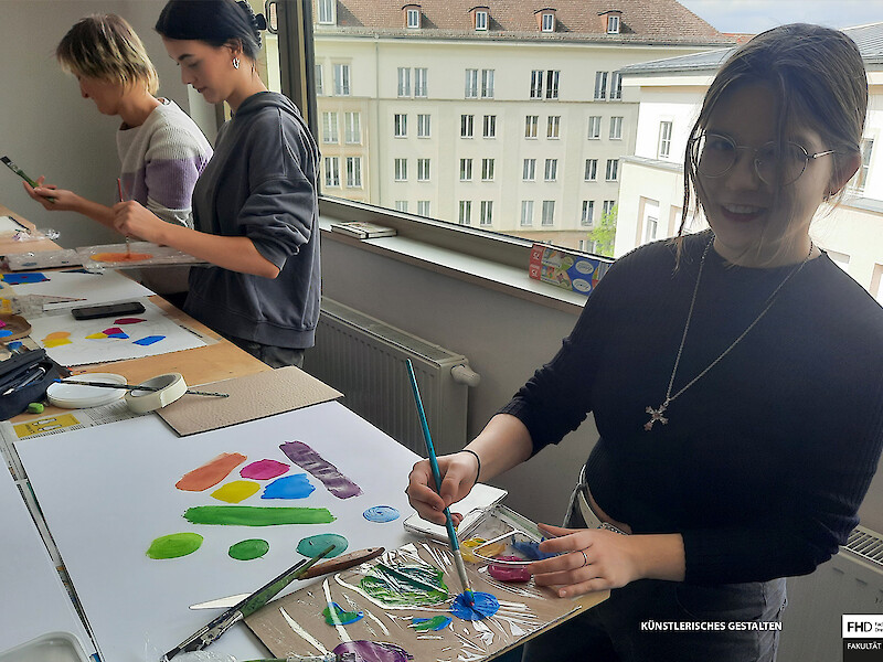 Fachhochschule Dresden, Grafikdesign, Studenten beim künstlerischen Gestalten