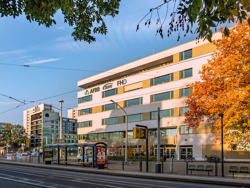 Haupteingang und Haltestelle vor der FHD – moderne Hochschularchitektur
