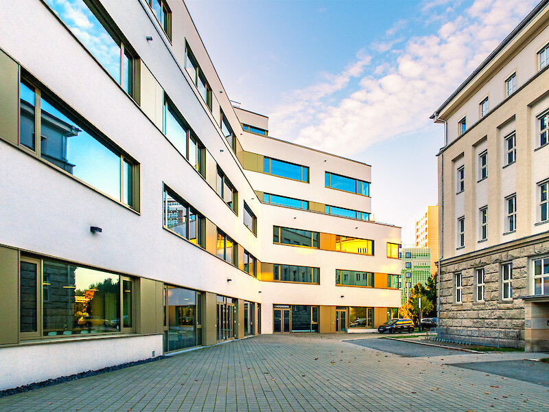 Innenhof der Fachhochschule Dresden – Begegnungs- und Lernbereich