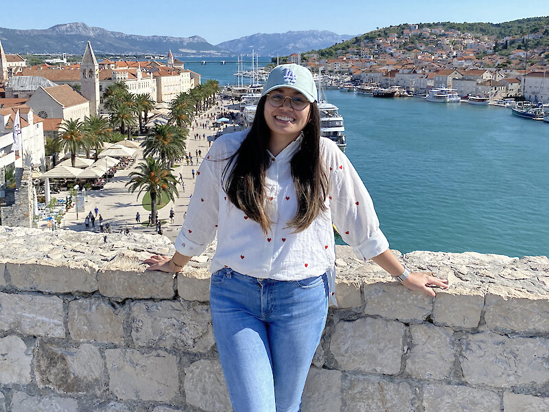 Kroatien – Blick auf Hafenpromenade; FHD-Studentin im Auslandssemester