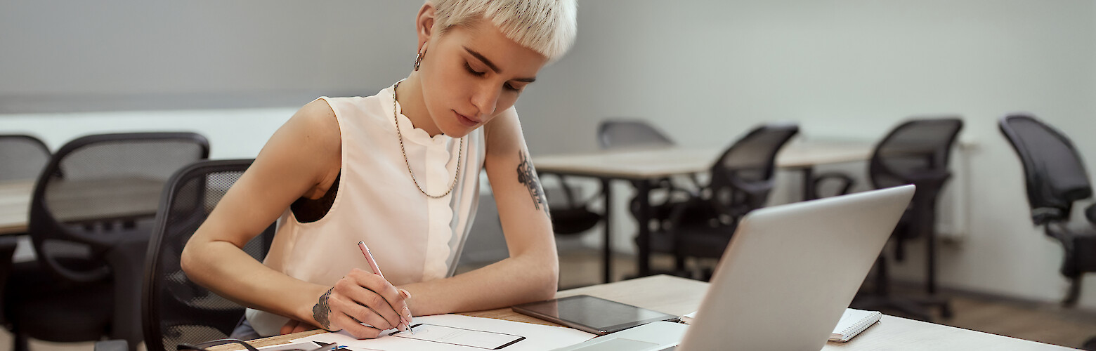 Creative Direction Vollzeit oder berufsbegleitend: Student entwickelt UX-Flow auf Tablet im Kreativraum