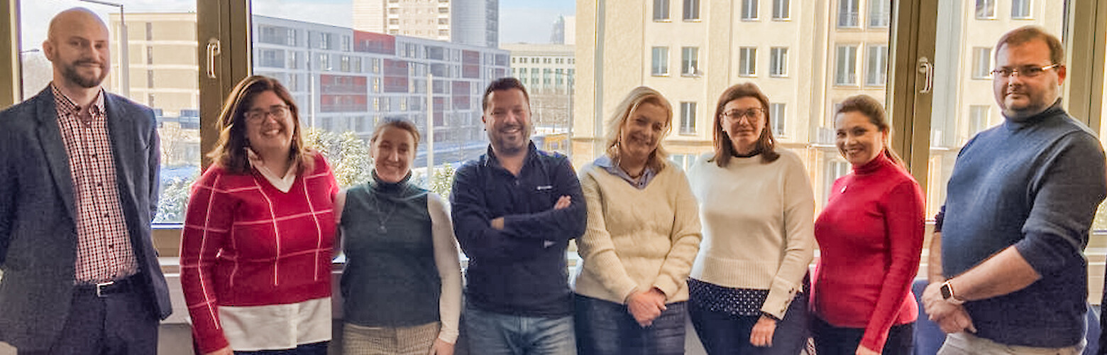 Gruppe internationaler Mitarbeiterinnen und Mitarbeiter beim Staff Training an der Fachhochschule Dresden (FH Dresden) – Austauschprogramm für internationale Hochschulkooperationen