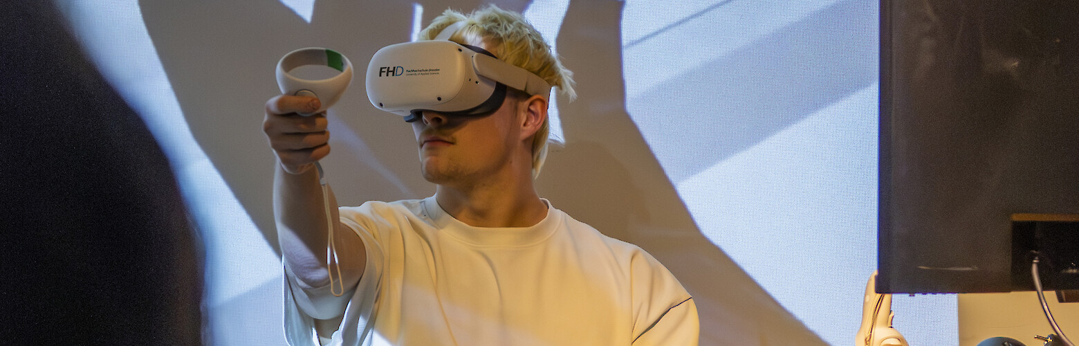 Student testet VR-Headset im Games & XR-Labor der FH Dresden