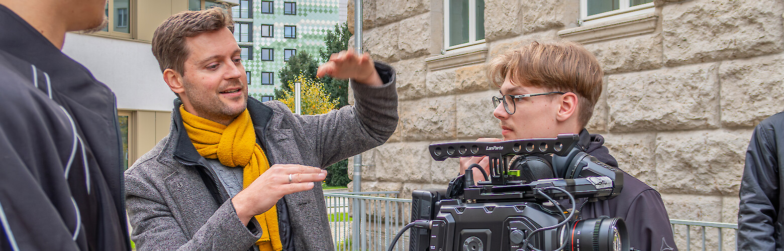 Praxisnaher Unterricht an der Fachhochschule Dresden in den Studiengängen Digital Media Design und Grafikdesign. Ein Professor erklärt den Umgang mit der Kamera.