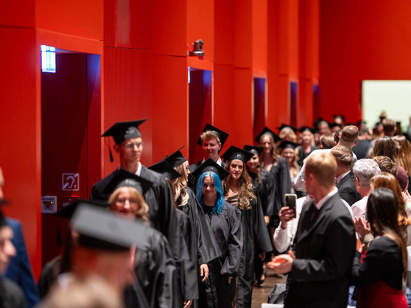 Der feierliche Einmarsch der Alumni in den Saal des Hygiene-Museums Dresden. | Foto: Crispin-I. Mokry