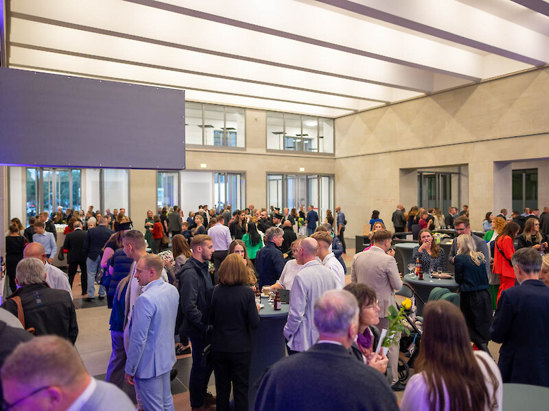 Nach der Zeremonie wurde im Foyer des Hygiene-Museums Dresden gefeiert und angestoßen. | Foto: Crispin-I. Mokry