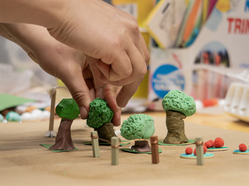 Marleen arbeitete mit Knete an ihrer Idee im Prototyping Studio der FHD.