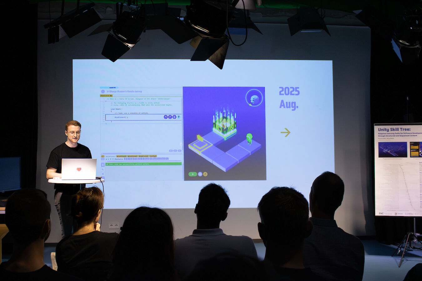 Absolvent Vincent bei der Abschlusspräsentation im Studiengang Games & XR Management an der Fachhochschule Dresden.