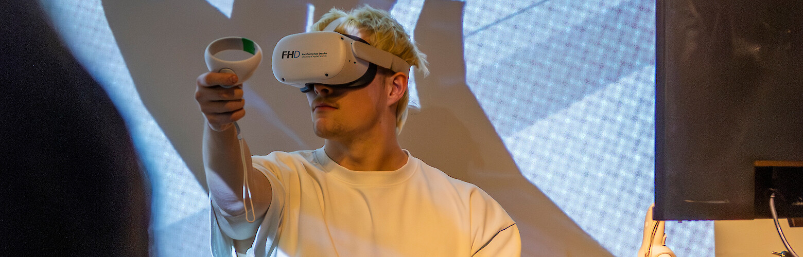 Student testet VR-Headset im Games & XR-Labor der FH Dresden