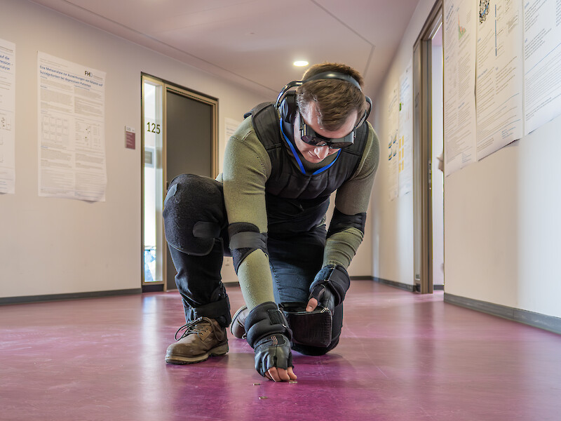 Beim BIP an der Fachhochschule Dresden wurden alltägliche Situationen simuliert – wie Geld aufheben.