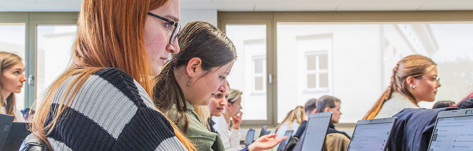 Fachhochschule Dresden | Studierende im Seminarraum am PC