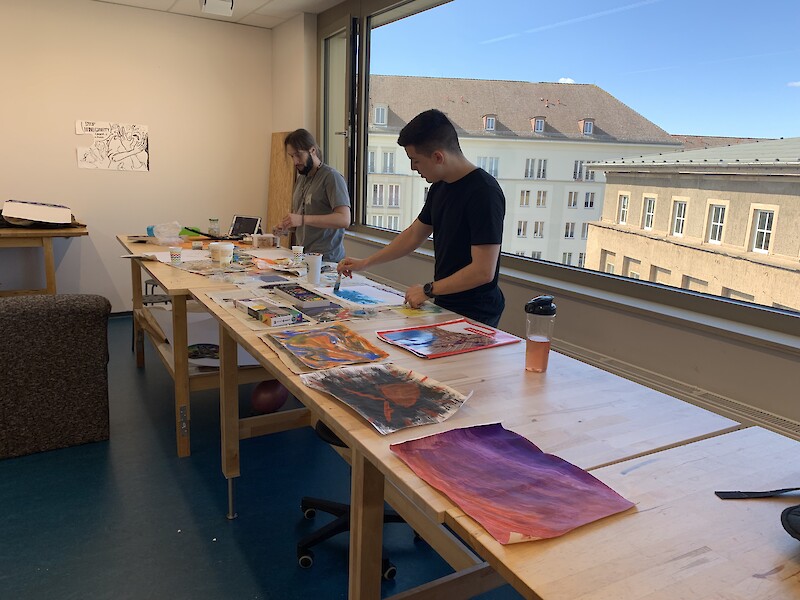FHD-Studenten im Studiengang Grafikdesign Screen- & Printmedia
