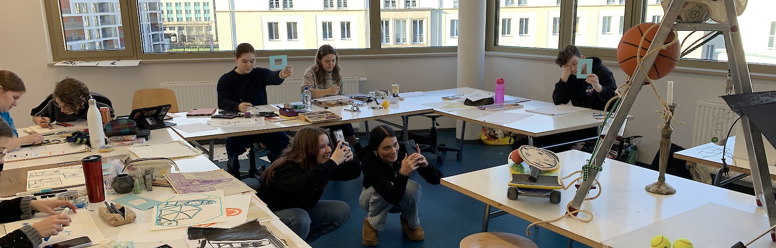 Studierende im Studiengang Grafikdesign Screen- & Printmedia im Zeichenraum an der FHD