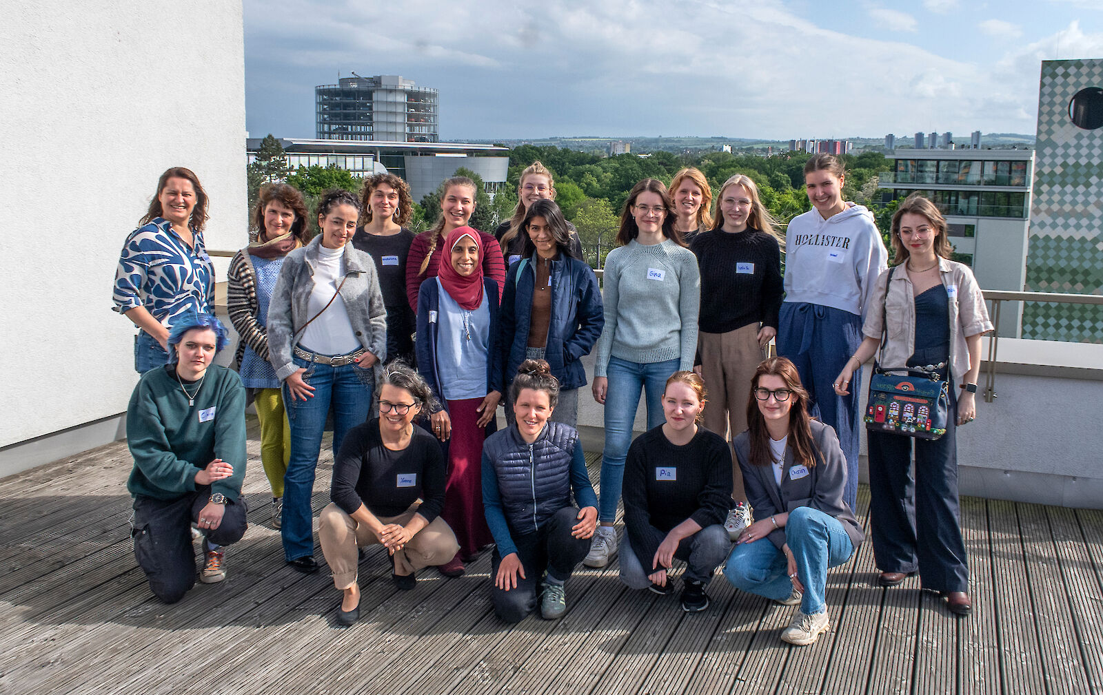 Teilnehmerinnen des EXIST-Women Programms bei einem Netzwerktreffen auf der Dachterasse der Fachhochschule Dresden.