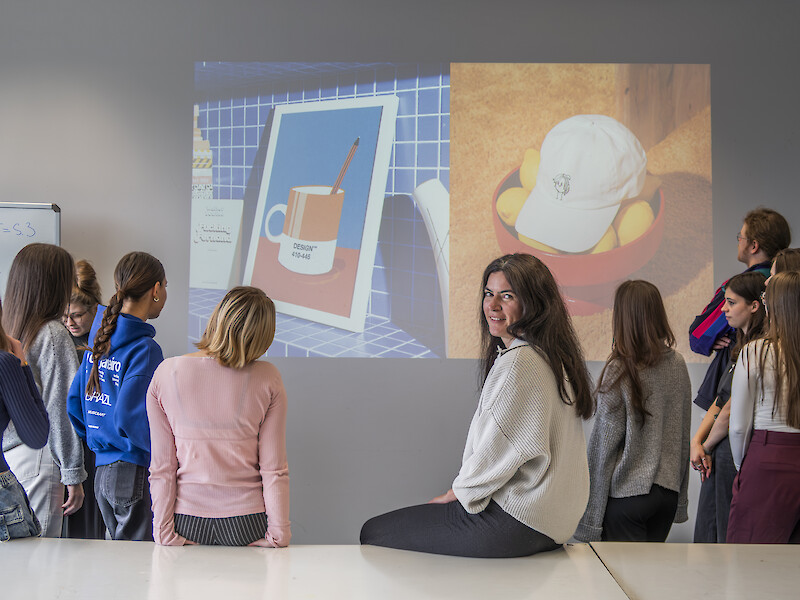 Studierende des Studiengangs Grafikdesign Screen- & Printmedia der Fachhochschule Dresden im Unterricht.