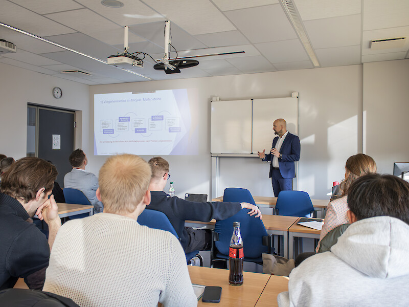Studierende des Studiengangs Tourismus & Event Management der Fachhochschule Dresden im Unterricht.