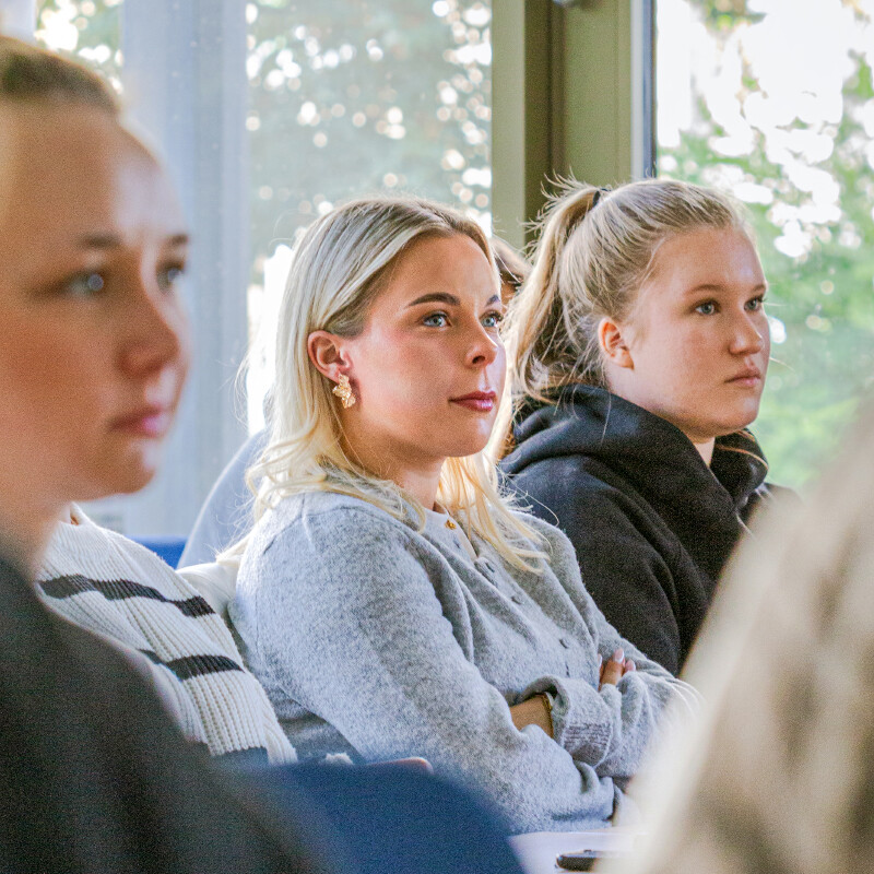 Studentinnen an der Fachhochschule Dresden im Unterricht.