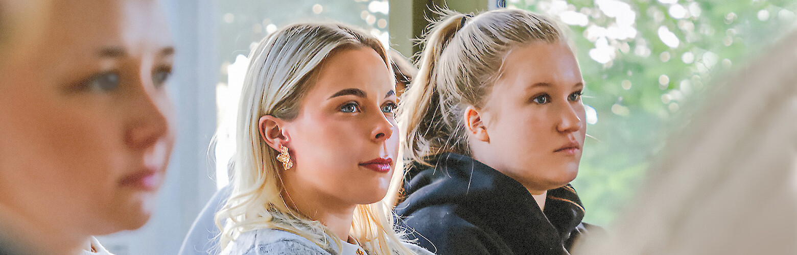 Drei Studentinnen am Campus der Fachhochschule Dresden. Hier kannst du zukunftsfähige Studiengänge in Dresden studieren.