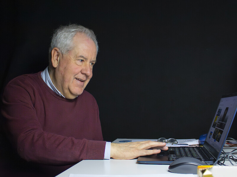 Prof. Dr. Manuel Melgosa von der Universität Granada widmet sich in seinem Experiment der Farbwahrnehmung von Flaggen.