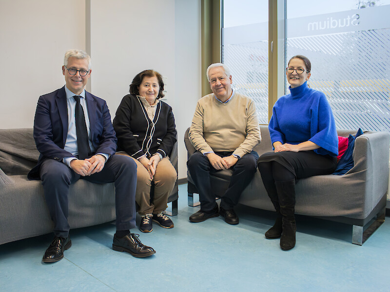 Unterstützung bei der Durchführung des Experimentes an der FHD erhielt Prof. Melgosa von Prof. Dr. Antonio Roldán-Ponce (li.) und Vertr.-Prof. Manja Unger-Büttner (re.).