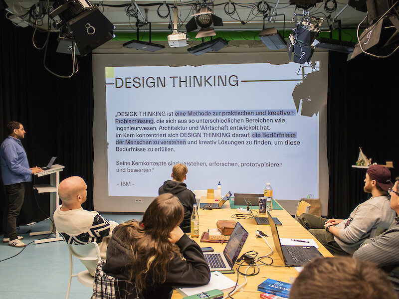 Prototyping Studio an der Fachhochschule Dresden: Im Workshop wurden Methoden des Design Thinking mit KI-Tools wie Claude oder Lovable kombiniert.