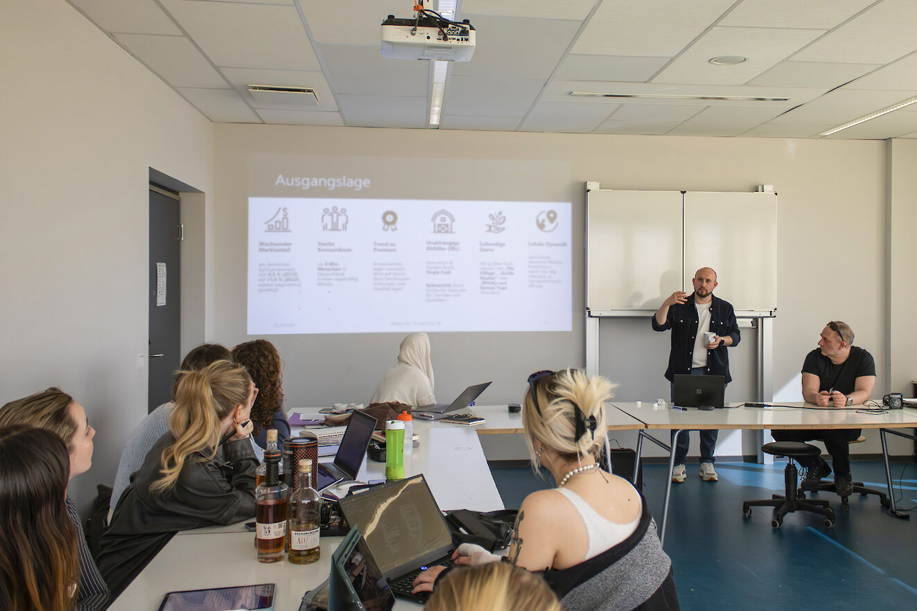 Robert Hahn stellt den Studentinnen und Studenten des Studiengang Grafikdesign der FHD sein Whisky-Projekt vor.