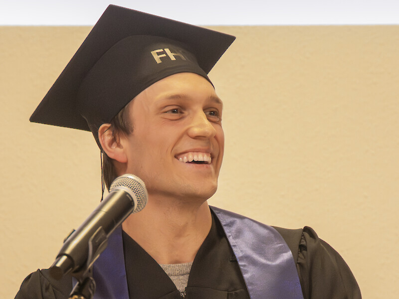 Our former students addressed personal words of thanks to their lecturers, as well as to their families and friends.