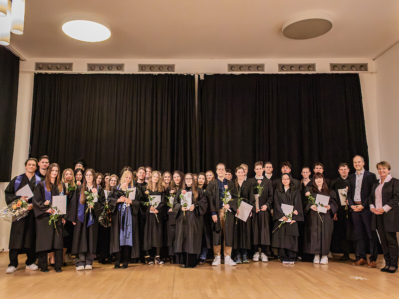 Group photo in the hall with all the graduates of Dresden University of Applied Sciences.