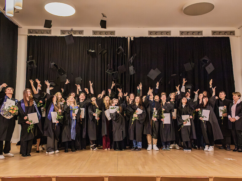 Group photo in the hall with all the graduates of Dresden University of Applied Sciences.