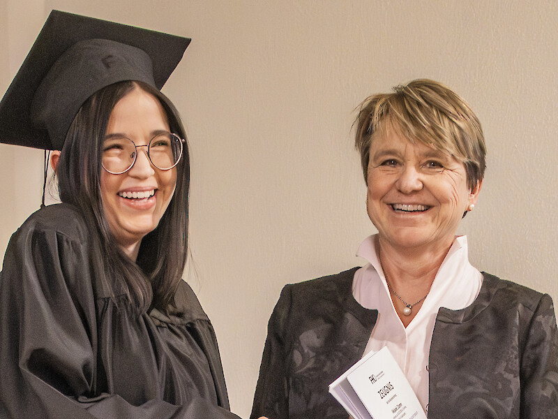 Vice-Chancellor Dr Heike Zimmermann-Timm presented the certificates at the formal ceremony.